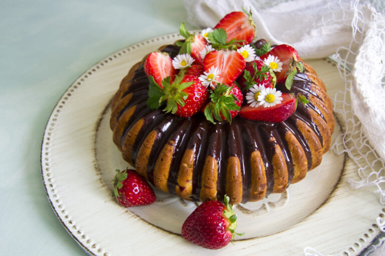 CIAMBELLA CON FRAGOLE E RICOTTA