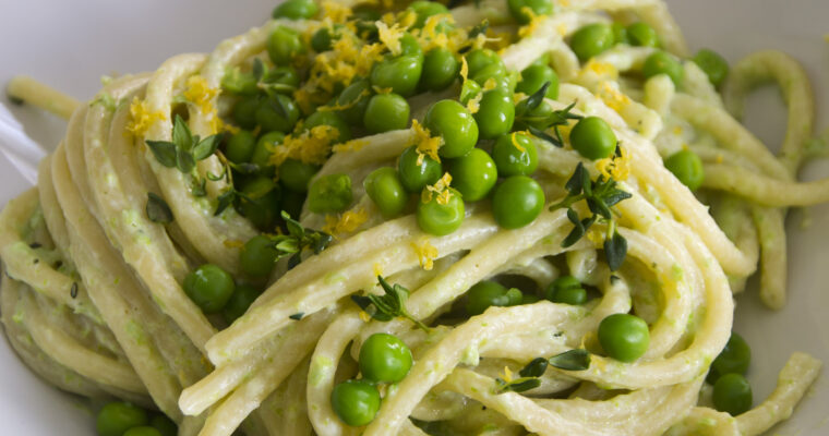 BUCATINI CON CREMA DI RICOTTA E PISELLI AL PROFUMO DI TIMO E LIMONE