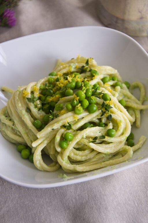 BUCATINI CON CREMA DI RICOTTA E PISELLI AL PROFUMO DI TIMO E LIMONE