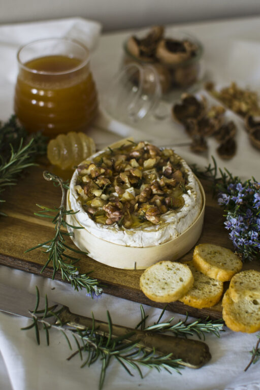 CAMEMBERT ARROSTO (O FONDUTA DI CAMEMBERT) CON MIELE E NOCI