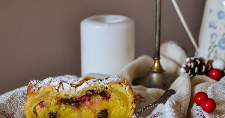 DOLCE RIPIENO DI CREMA DI MANDORLE E RIBES