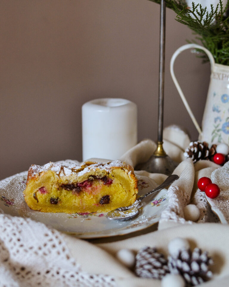 DOLCE RIPIENO DI CREMA DI MANDORLE E RIBES